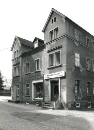 Ebersbach-Neugersdorf, August-Bebel-Straße 19. Wohnhaus mit Ladeneinbau (1851/1900)