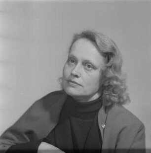 Porträtaufnahmen von Manja Behrens, Schauspielerin am Theater am Schiffbauerdamm Berlin : Porträt von Manja Behrens