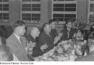 Applaudierende chinesische Delegierte
