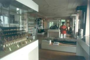 Bad Nauheim. Salzmuseum. Blick in einen oberen Raum mit Modellen, die Entwicklung der Gradiertechnik zeigen