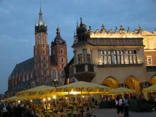 Türme der Marienkirche und Tuchhallen am Hauptmarkt