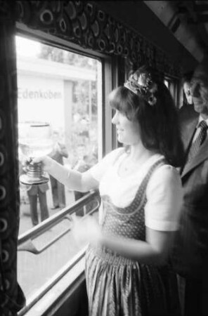 Edenkoben: Pfälzer Weinkönigin mit Weinpokal am Zugfenster, von innen