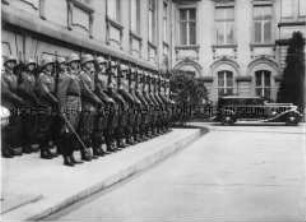 Ehrenkompanie der Reichswehr verabschiedet die britische Delegation nach Gesprächen mit Hitler in der Reichskanzlei