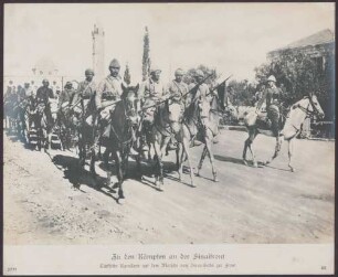 Zu den Kämpfen an der Sinaifront. Türkische Kavallerie auf dem Marsche von Bir-es-Saba zur Front