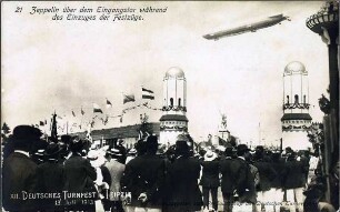 Zeppelin über dem Eingangstor während des Einzuges der Festzüge : Offizielle Festpostkarte für das 12. Deutsche Turnfest in Leipzig vom 12.-16. Juli 1913
