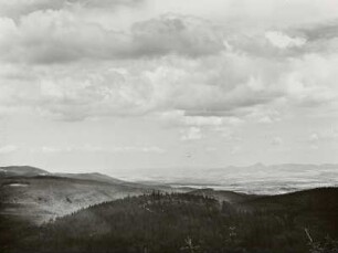 Böhmisches Mittelgebirge (České středohoří). Blick vom Haselstein bei Böhmisch-Einsiedel in die Tiefebene mit Milleschauer (836 m)