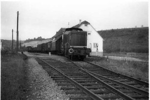 Stetten bei Haigerloch, Diesellok V82, Güterzug 305 abfahrbereit, Zugkreuzung mit Triebwagen VT1 abwartend