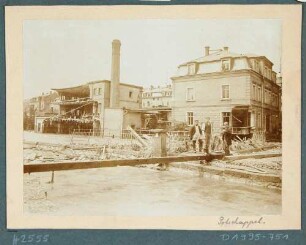Die vom Hochwasser am 30./31. 7. 1897 zerstörte Möbelfabrik, Drechslerei und Holzbildhauerei Fritzsche & Schubert und das dazugehörige, ebenfalls zerstörte Wohnhaus in Potschappel (Freital) mit Holzbalken als Interimsbrücke