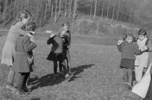Kinder beim Spielen : Tanzende Mädchen