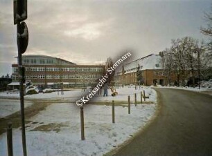 Bahnhofsvorplatz im Winter: Mitarbeiter der Poststelle der Kreisverwaltung Stormarn