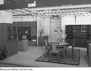 Ausstellungskoje mit Wohnzimmermöbeln des VEB Möbelkombinat Dresden-Hellerau