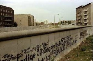 Berlin: Vom Podest auf die Mauer; Richtung Ostbahnhof