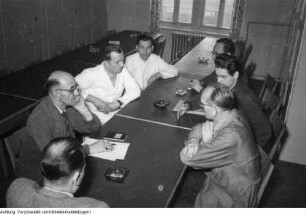 Dresden. Sachsenwerk Niedersedlitz, Angestellte des Sachsenwerkes werden über die Ergebnisse der Genfer Verhandlungen informiert, an denen Otto Nuschke als Beobachter teilnehmen konnte, 1956