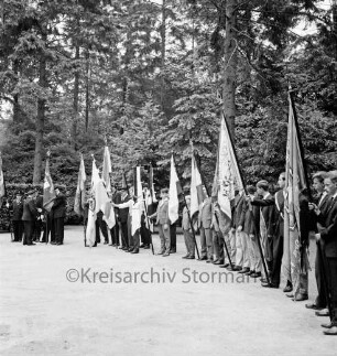 Tag der Deutschen Einheit: Feierstunde: Naturbühne: Bürgerpark: Jugend und Vertreter der Landsmannschaften mit Fahnen, im Halbrund, 17. Juni 1963