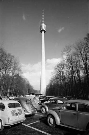Stuttgart, Degerloch: Stuttgarter Fernsehturm von unten, Vordergrund Parkplatz