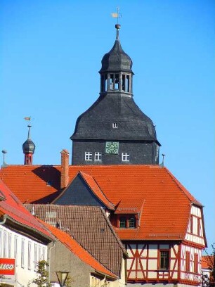 Harzgerode - Bergkirche Sankt Marien : Die Kleinstadt im Unterharz hat sich zum lokalen Wirtschaftsstandort und Touristenziel entwickelt. Blick durch die Unterstraße zum Turm der Bergkirche. Aufgenommen in Harzgerode am 16. Oktober 2011
