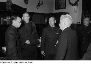 Chinesische Wissenschaftler im Gespräch mit Professor Karl Max Schneider
