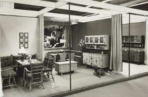 Landhausküche "Arche" : Ausstellungskojen mit Sitzgruppe "Triest" und Landhausküche "Arche" (1977; VEB Stilmöbel Barchfeld)