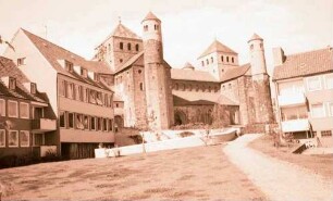 Hildesheim: Romanische St. Michaeliskirche, Vordergrund neue Wohnhäuser