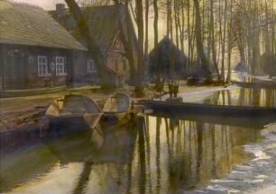 Wohnhäuser in Lehde im Spreewald. Blick über ein Fließ mit Holzspundwand-Befestigung, Spreewaldkähnen und Fischkasten