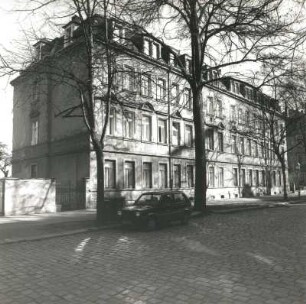 Dresden-Pieschen, Hubertusstraße 56/54. Doppelwohnhaus (um 1895). Straßenansicht mit Tor und Linden