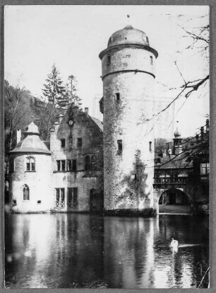 Am Wasserschloss Mespelbrunn im Spessart bei Aschaffenburg : Mespelbrunn. Schloss (1401/1600). Ansicht über den See