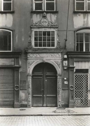 Riga. Wohnhaus, Kaufstraße 10. Teilansicht, Portal