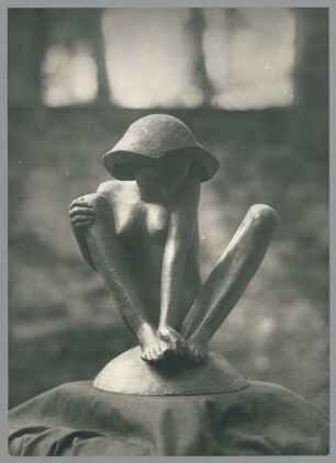 Hockende auf der Kugel, 1921, Bronze