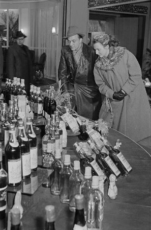Messebesucher in der Ausstellungshalle Ungarns vor einer Präsentation alkoholischer Getränke