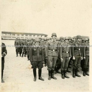 Angetretene Soldaten, Flakkaserne Breslau-Hartlieb