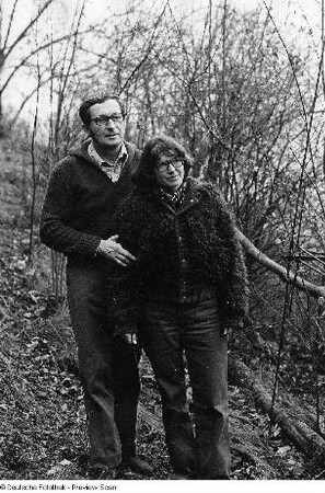 Der Maler und Grafiker Werner Wittig und seine Frau (?) im Garten, aufgenommen in Radebeul