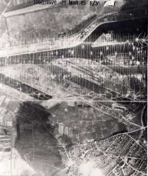 Amerikanische Luftbildaufnahmen von Kriegszerstörungen. Ausrichtung nach Norden (Bildstöreffekt). Rheinhafen / Daxlanden