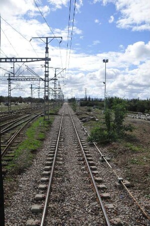 Bahnstrecke bei Casablanca : Die marokkanische Eisenbahn ist elektrifiziert, hier bei Casablanca aufgenommen am 05.11.2008. Foto: Uwe Gerig