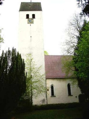 Ansicht von Norden mit Kirche (im Kern Spätgotisch)-Kirchturm mit Schießscharten (Schlitzscharten) in den Mittelgeschossen-Langhaus 1882 überarbeitet