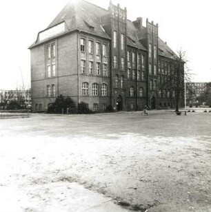 Cottbus, Muskauer Platz 30/31. Schule (Sandower Gemeindeschule VI; 1913/1956, Mäckelt), Blick über den Schulhof