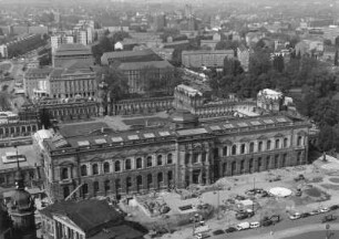 Dresden-Altstadt. Zwinger mit Gemäldegalerie (1847/1855; G. Semper). Blick vom Turm der Katholischen Hofkirche nach Westsüdwesten