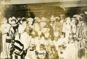 Weltreisen, Bordaufnahmen. Gruppenbild mit kostümierten Touristen während eines Kostümfestes
