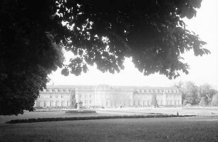 Ludwigsburg: Gesamtansicht des Residenzschlosses mit Kastanien