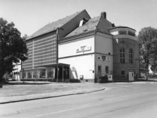 Deutschland. Geschäftshaus. Straßenansicht