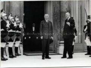 Bundeskanzler Konrad Adenauer bei Frankreichs Staatspräsident Charles de Gaulle in Paris