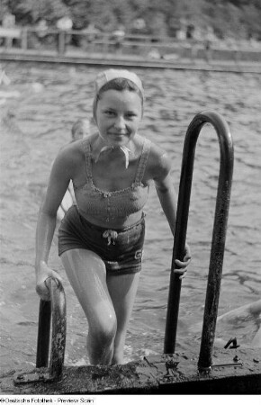 Portrait eines Mädchens in Badebekleidung aus dem Becken steigend, Bad Süd-Ost in der Oststraße