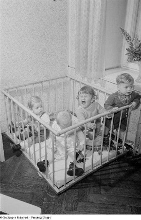 Kleinkinder in einem Laufstall