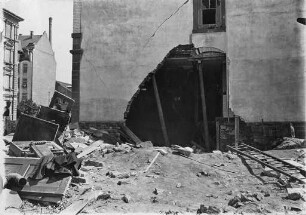 Erster Weltkrieg - Luftangriffe und Zerstörungen. "Zerstörtes Wohnhaus in der Südendstraße, Angriff vom 22.08.1918, im Keller 11 Personen getötet"