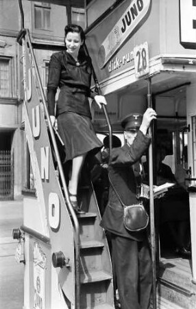 Berlin: Maria Mart (Tänzerin); steigt vom Autobus