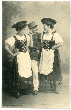 Wien. Soldat mit 2 Mädchen