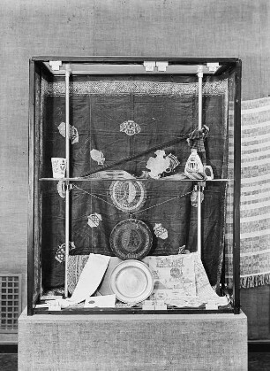 Ausstellung "Spinnen und Weben", 1946/1947. Vitrine mit sächsischem Wappenteller. Bautzen: Stadtmuseum Bautzen