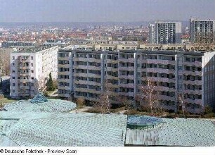 Erlebnisbad ELBAMARE : Blick aus dem 8. Obergeschoß des Seniorenheims der Volkssolidarität Dresden e. V., Altgorbitzer Ring 58, über die Dächer des Erlebnisbades ELBAMARE und das Wohngebiet