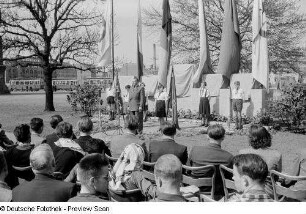 Einweihung des Ehrenmals der Friedensfahrt auf dem Johannisplatz in Leipzig