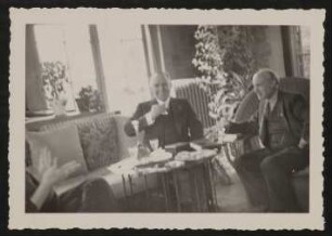Martin und Erwin Lang im Wohnzimmer
