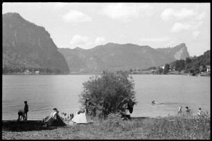 Mondsee: Mondsee und Drachenstein [im Vordergrund Badegäste und Zelt]